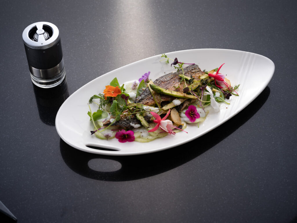 Filet de maquereau du Solent au poivre de kampot noir, concombre mariné doux, salade d'herbes