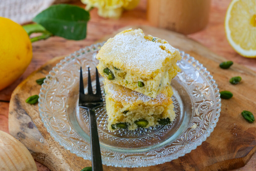 Brownie sans beurre au citron, pistaches et graines de lin