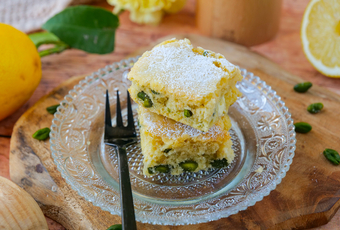 Brownie sans beurre au citron, pistaches et graines de lin