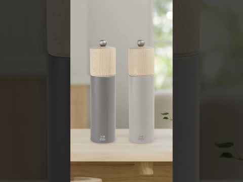 Boreal Manual beech wood pepper mill in hazel, 21cm - 8in